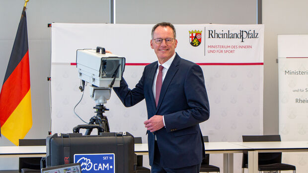 "Das Pilotprojekt belegt, dass die Monocam eine präventive Wirkung hat und geeignet ist, die Verkehrssicherheit in Rheinland-Pfalz zu erhöhen. Deshalb wollen wir als erstes Bundesland die Monocam einführen“, sagte Innenminister Michael Ebling.