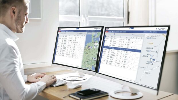  Disponent vor dem Schmitz Cargobull TrailerConnect Data Management Center