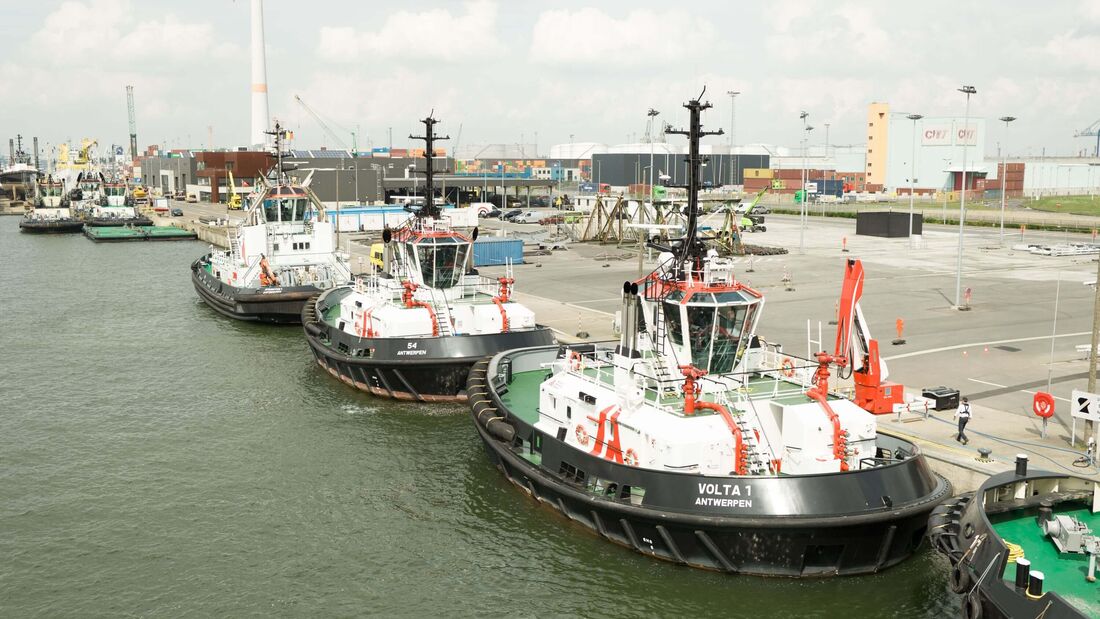  Elektrisches Schleppschiff Volta 1 im Hafen Antwerpen-Brügge 