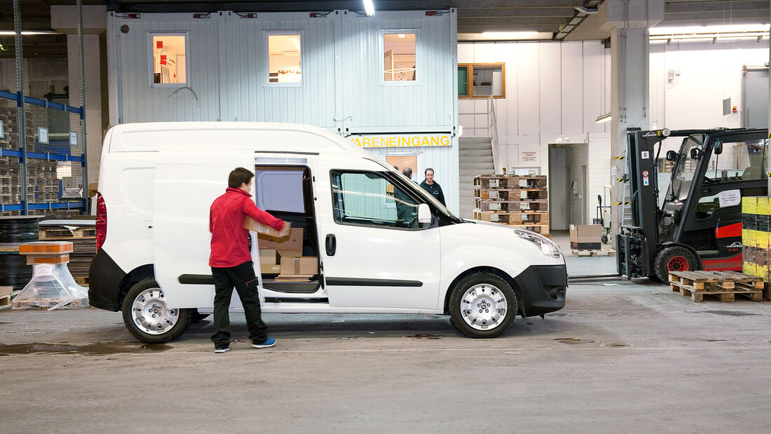  Fiat Doblò Cargo, Laderaum, Seite