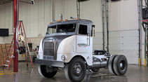 „Neues und Bewährtes auf Nordamerikas größter Nfz-Messe: Daimler präsentiert Komponentenmarke Detroit und feiert den 70. Geburtstag der Lkw-Marke Freightliner“ Im Jahre 1942 kommt der erste Lkw der Marke Freightliner, genannt „Model 600“ und auch als „Shovelnose“ (Schaufelnase) bekannt, auf den Markt. Es ist das erste Nutzfahrzeug mit einer Kabine komplett aus Aluminium. 

“Novelty and Tradition Meet at North America’s Largest CV Show: Daimler Presents the Detroit Component Brand and Celebrates the 70th Anniversary of the Freightliner Truck Brand” In 1942, Freightliner’s first truck known as the Model 600 – also called the “shovelnose” – is introduced on the market. It is the first commercial vehicle with an all-aluminum cab.