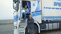"PUR+"-Moderator Eric Mayer begleitet LKW-Fahrerin Tinka auf eine ihrer Touren. Dabei erfährt er: Wie kommt sie mit Staus und Zeitdruck klar? Wie findet sie abends einen guten Parkplatz für die Übernachtung? Und wie macht sie es sich in ihrem Fahrerhaus bequem?