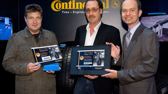 
Personen auf dem Bild von links nach rechts: Harald Wilbig, Fuhrparkleiter  DHT Speditionsgesellschaft, Torsten Pfeuffer, LKW Fahrer, DHT Speditionsgesellschaft; , Dr. Marko Multhaupt, Leiter Marketing und Vertrieb Ersatzgeschäft LKW-Reifen D-A-CH, Continental Reifen Deutschland GmbH.