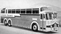 "Setra reist in die Neue Welt" Als erster Exportauftrag in die USA gingen 1955 200 Setra Super-Hochdecker „Golden Eagle“ und „Silver Eagle“ an die Continental Trailways. 

“Setra travels to the New World” The first export order to the US in 1955 saw the delivery of 200 Setra super-high-deck "Golden Eagle" and "Silver Eagle" coaches to Continental Trailways.