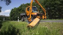  Unimog Geräteträger mit Frontausleger-Mähgerät von Mulag 