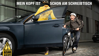 &quot;Risiko raus!&quot; - Motiv &quot;kopfloser Autofahrer&quot; der Präventionskampagne