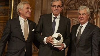 (vlnr) Prof. Dr. Peer Witten (LIHH), Dr. Ottmar Gast (Hamburg Süd), Senator Frank Horch (BWVI)