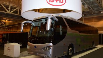 2015 zeigte BYD erstmals seinen Elektro-Reisebus C9 auf der UMA in New Orleans (USA).