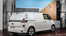 25 Zentimeter mehr Radstand bringen dem ID. Buzz Cargo 4,4 m³ Laderaum. Eine Europalette passt nun durch die Seitentür. Bei der Zuladung gibt es allerdings deutliche Unterschiede.