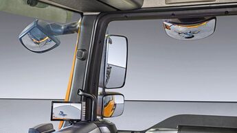 A camera system helps the driver to get an all-round view. The area on the right-hand side of the vehicle is difficult to see solely through the rear-view mirror, so the driver is afforded an additional view on a monitor attached to the right-hand A-pillar or a screen on the instrument panel inside the cab.
DE:
VAS Ein Kamerasystem unterstuetzt den Fahrer beim Rundumblick. Das Fahrzeugumfeld  an der erschwert einsehbaren rechten Fahrzeugseite wird zusaetzlich zum Rueckspiegel auf einem, in der Kabine an der rechten A-Saeule befestigten Monitor oder einem Bildschirm auf dem Armaturentraeger dargestellt.
UK:
A camera system helps the driver to get an all-round view. The area on the right-hand side of the vehicle is difficult to see solely through the rear-view mirror, so the driver is afforded an additional view on a monitor attached to the right-hand A-pillar or a screen on the instrument panel inside the cab.