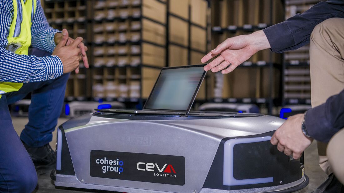AGVs beim Einsatz im Lager von Ceva Logistics