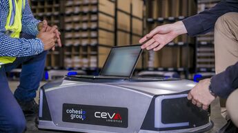 AGVs beim Einsatz im Lager von Ceva Logistics
