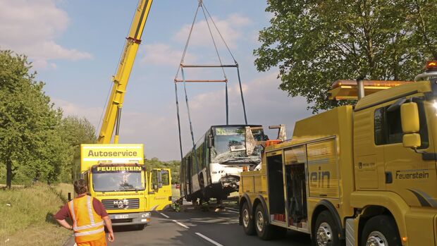 Abeschleppdienst, Ölspur, Unfall, Tator, Reiniger, Truckjob FF 6/2018.