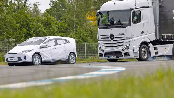Active Brake Assist 5 in Aktion: Auch der Umgang mit einem automatisierten System muss gelernt werden. Beim Fahrsicherheitstraining spielten die Schmitt-Peterslahr-Fahrer eine Gefahrensituation durch 

Active Brake Assist 5 in action: Handling an automated system also has to be learned. During the driving safety training, the Schmitt-Peterslahr drivers acted out a dangerous situation