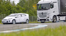 Active Brake Assist 5 in Aktion: Auch der Umgang mit einem automatisierten System muss gelernt werden. Beim Fahrsicherheitstraining spielten die Schmitt-Peterslahr-Fahrer eine Gefahrensituation durch 

Active Brake Assist 5 in action: Handling an automated system also has to be learned. During the driving safety training, the Schmitt-Peterslahr drivers acted out a dangerous situation