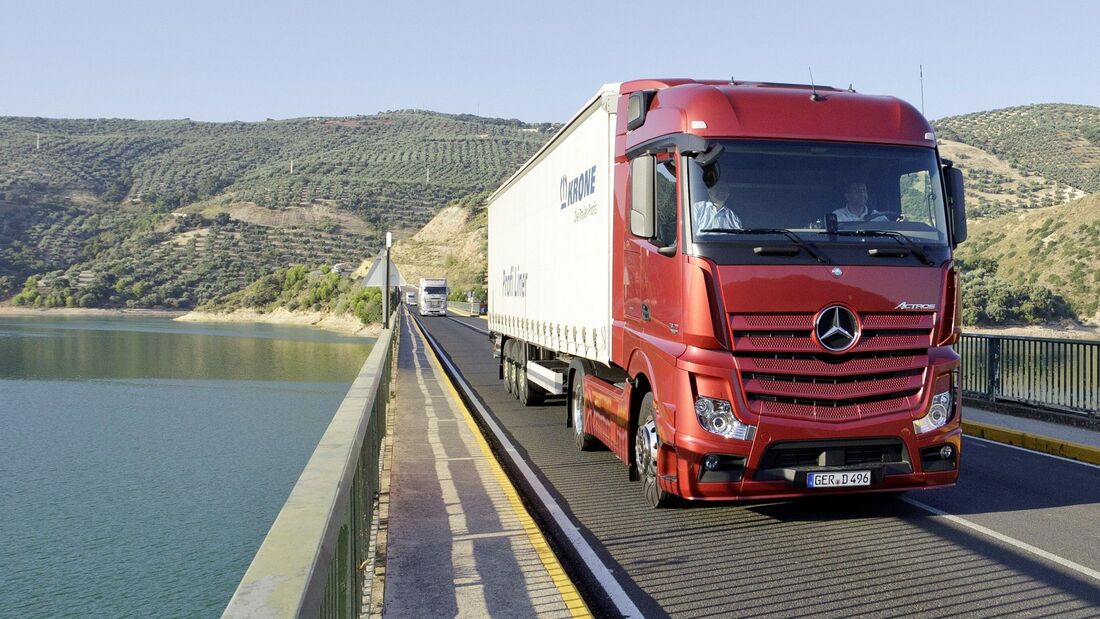Actros, Stausee, Krone-Trailer