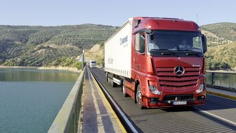 Actros, Stausee, Krone-Trailer