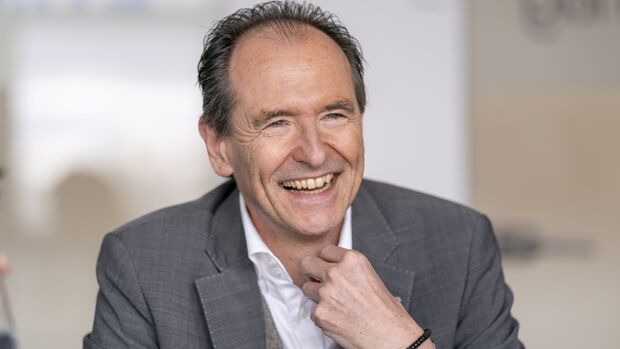 Alexander Bauz, Sim Cargo