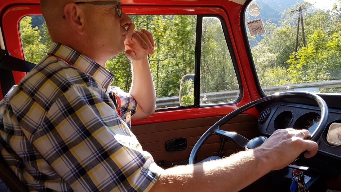 Alexander Fischer am Steuer, T2 VW Bus