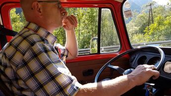 Alexander Fischer am Steuer, T2 VW Bus