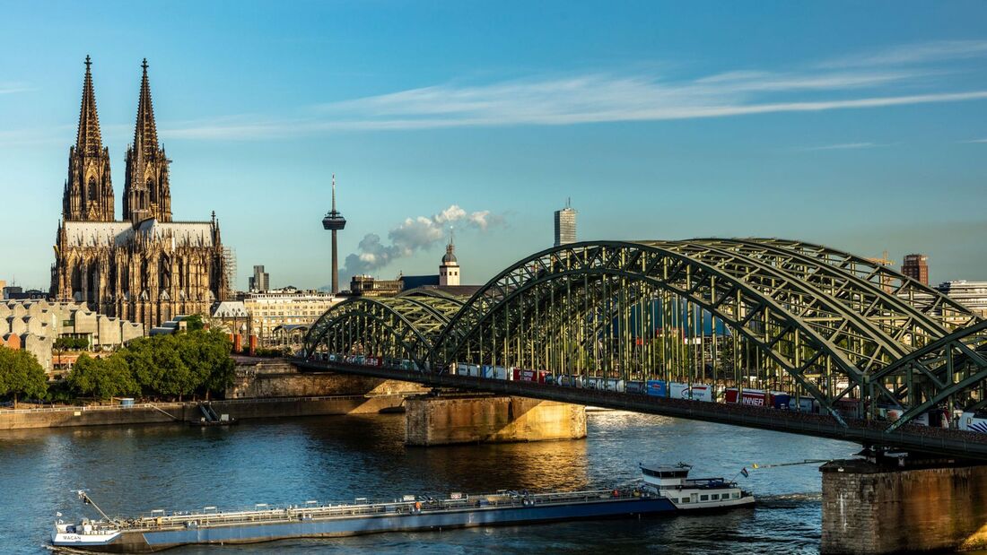 Als wichtige Alternative in Zeiten von Niedrigwasser beziehungsweise als dauerhafte Ergänzung zur Binnenschifffahrt profitieren Logistikunternehmen von Deutschlands größtem Intermodal-Netzwerk der Kombiverkehr KG mit wochentäglichen Zugabfahrten.