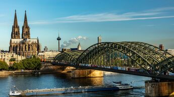 Als wichtige Alternative in Zeiten von Niedrigwasser beziehungsweise als dauerhafte Ergänzung zur Binnenschifffahrt profitieren Logistikunternehmen von Deutschlands größtem Intermodal-Netzwerk der Kombiverkehr KG mit wochentäglichen Zugabfahrten.