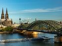 Als wichtige Alternative in Zeiten von Niedrigwasser beziehungsweise als dauerhafte Ergänzung zur Binnenschifffahrt profitieren Logistikunternehmen von Deutschlands größtem Intermodal-Netzwerk der Kombiverkehr KG mit wochentäglichen Zugabfahrten.