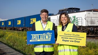 Am Güterterminal Graz vor einem der ersten Tailwind-Intermodal-Züge in Richtung Koper: Mag. Christian Steindl, Geschäftsführer Tailwind Intermodal, und Anita Roj, Leiterin Logistik Tailwind Intermodal