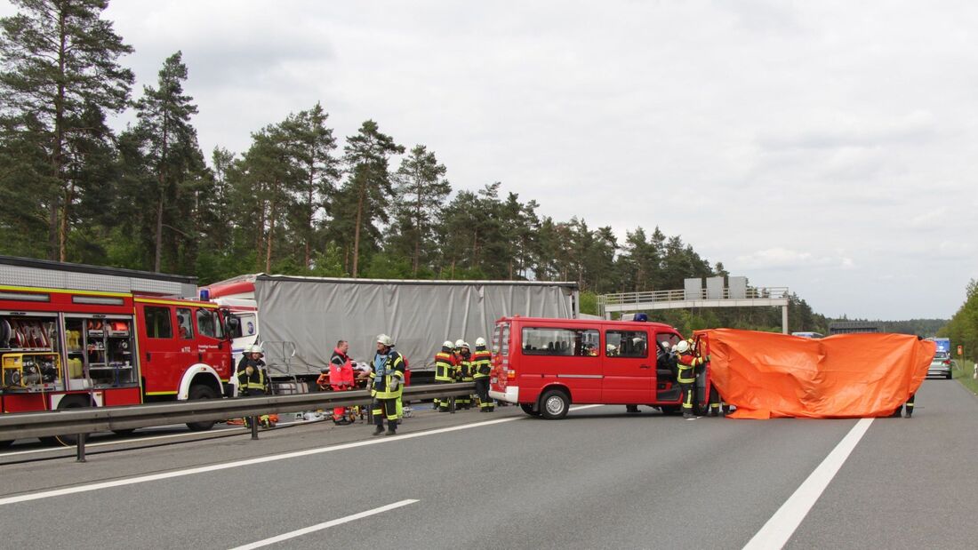 Am späaeen Dienstagnachmittag (17.05.2016) ereignete sich auf der A6 am Kreuz Nuernberg-Ost erneut ein schwerer Verkehrsunfall. Nach bisherigen Meldungen hatte sich der Verkehr gegen 16:45 Uhr auf der Autobahn in Fahrtrichtung Heilbronn an der Baustelle zurueckgestaut. Ein Lkw-Fahrer uebersah das Stauende und schob zwei weitere Lastwagen und ein Auto aufeinander. Der Wagen wurde dabei voellig zerquetscht. In dem Auto sass eine fuenfkoepfige Familie. Drei Kleinkinder, die sich auf der Rueckbank befanden, waren vermutlich sofort tot. Auch die Mutter auf dem Beifahrersitz starb. Der Fahrer, vermutlich der Vater, konnte durch die Rettungskraefte nach ueber einer Stunde lebend gerettet werden und kam mit einem Rettungshubschrauber in eine Klinik. Auch zwei Lkw-Fahrer wurden in ihren Fuehrerhaeusern eingeklemmt und mussten befreit werden. Die Feuerwehr ist im Grosseinsatz, auch mehrere Rettungshubschrauber sind gelandet. Weitere Informationen und Bilder folgen. Foto: NEWS5 / Schwan