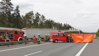 Am späaeen Dienstagnachmittag (17.05.2016) ereignete sich auf der A6 am Kreuz Nuernberg-Ost erneut ein schwerer Verkehrsunfall. Nach bisherigen Meldungen hatte sich der Verkehr gegen 16:45 Uhr auf der Autobahn in Fahrtrichtung Heilbronn an der Baustelle zurueckgestaut. Ein Lkw-Fahrer uebersah das Stauende und schob zwei weitere Lastwagen und ein Auto aufeinander. Der Wagen wurde dabei voellig zerquetscht. In dem Auto sass eine fuenfkoepfige Familie. Drei Kleinkinder, die sich auf der Rueckbank befanden, waren vermutlich sofort tot. Auch die Mutter auf dem Beifahrersitz starb. Der Fahrer, vermutlich der Vater, konnte durch die Rettungskraefte nach ueber einer Stunde lebend gerettet werden und kam mit einem Rettungshubschrauber in eine Klinik. Auch zwei Lkw-Fahrer wurden in ihren Fuehrerhaeusern eingeklemmt und mussten befreit werden. Die Feuerwehr ist im Grosseinsatz, auch mehrere Rettungshubschrauber sind gelandet. Weitere Informationen und Bilder folgen. Foto: NEWS5 / Schwan