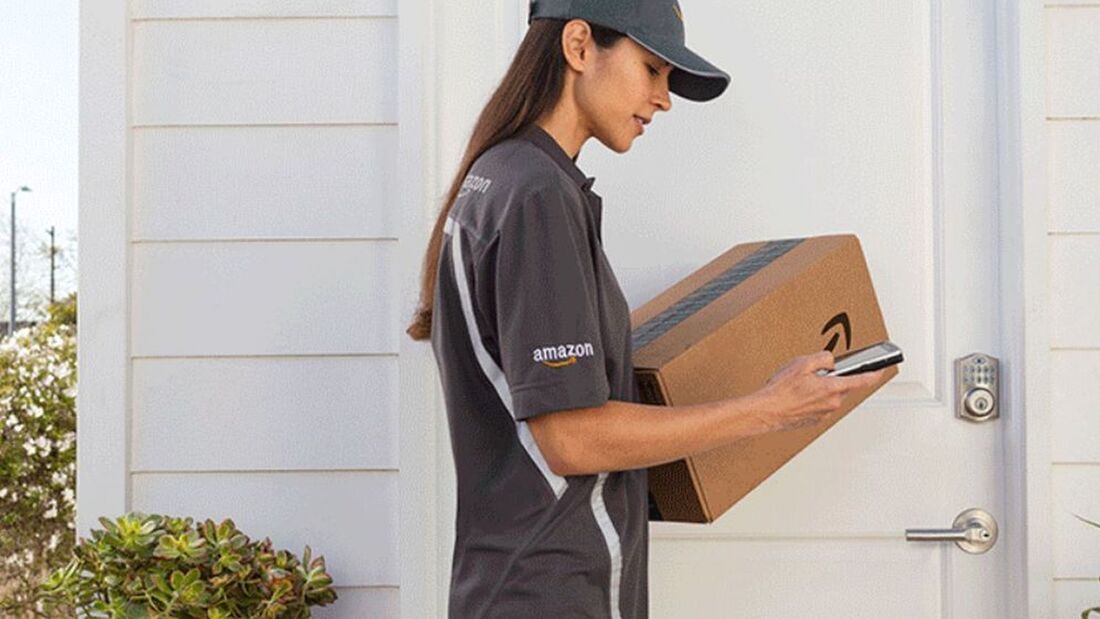 Amazon-Zustellerin mit Paket