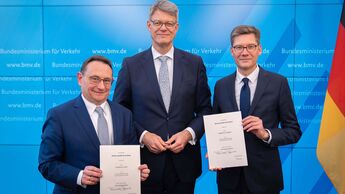Amtsübergabe im Bundesverkehrsministerium: Die Staatssekretäre Ulrich Lange (links) und Christian Hirte (rechts) sowie Minister Patrick Schnieder.