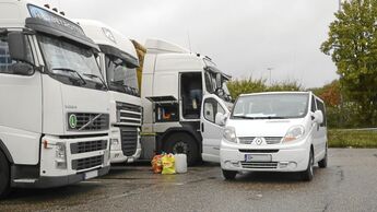 Anfahrt im Bus, Fahrer, Fahrerwechsel, Parktplatz, Lkw, Transporter