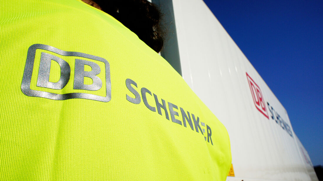 Arbeitsbekleidung eines DB Schenker Mitarbeiters