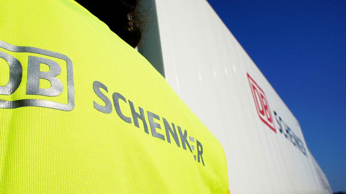 Arbeitsbekleidung eines DB Schenker Mitarbeiters