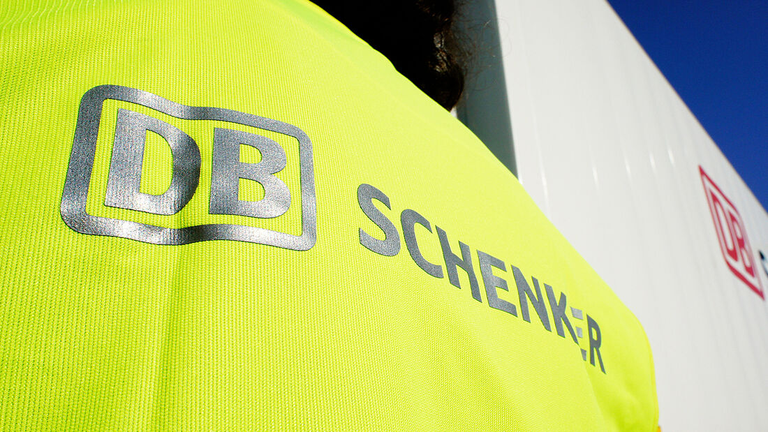 Arbeitsbekleidung eines DB Schenker Mitarbeiters