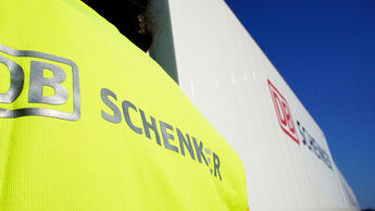 Arbeitsbekleidung eines DB Schenker Mitarbeiters