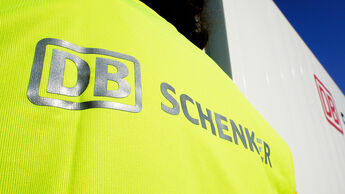 Arbeitsbekleidung eines DB Schenker Mitarbeiters