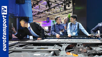 Asiaten schauen sich einen Lkw auf der IAA Transportation sehr genau an und machen auch Fotos mit dem Smartphone.