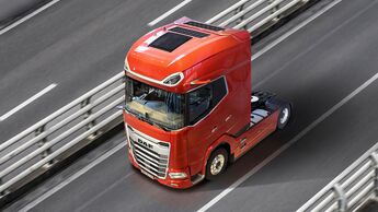 Auf dem Dach eines DAF-Lkw wurden leichte Solarpannel installiert.
