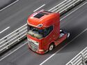 Auf dem Dach eines DAF-Lkw wurden leichte Solarpannel installiert.