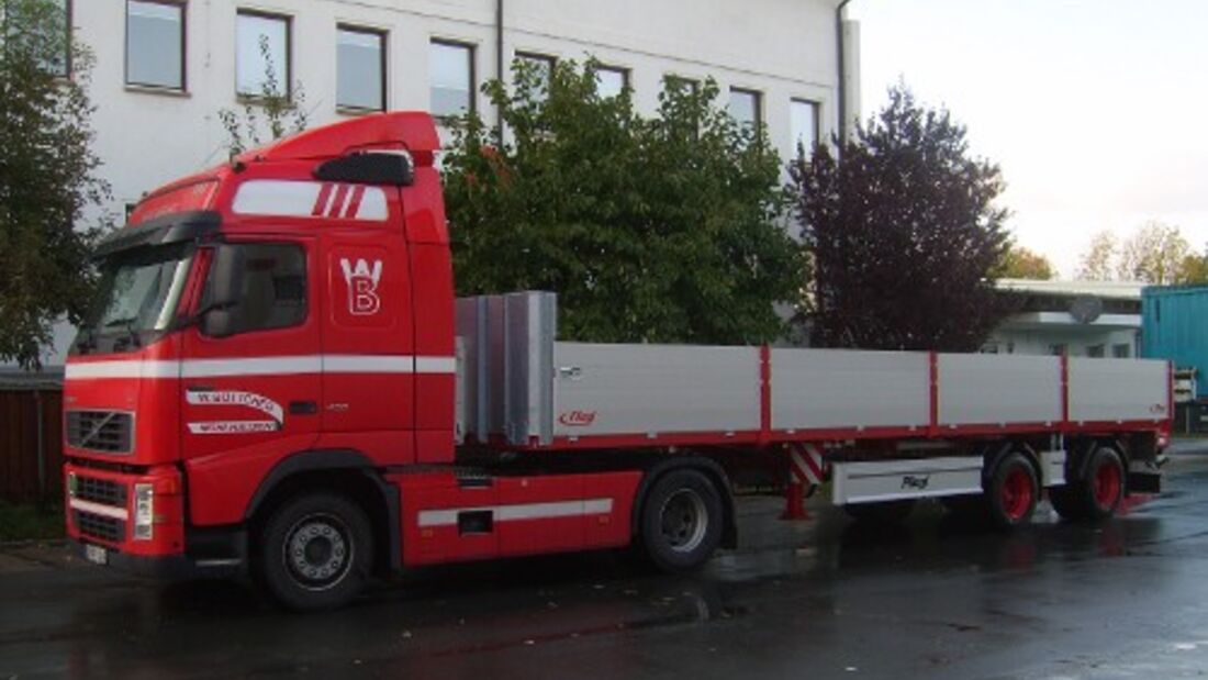 Auflieger für Bautransporte in der Stadt