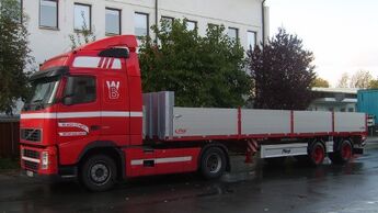 Auflieger für Bautransporte in der Stadt 