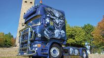 Aufmacher, Scania vor Turm
