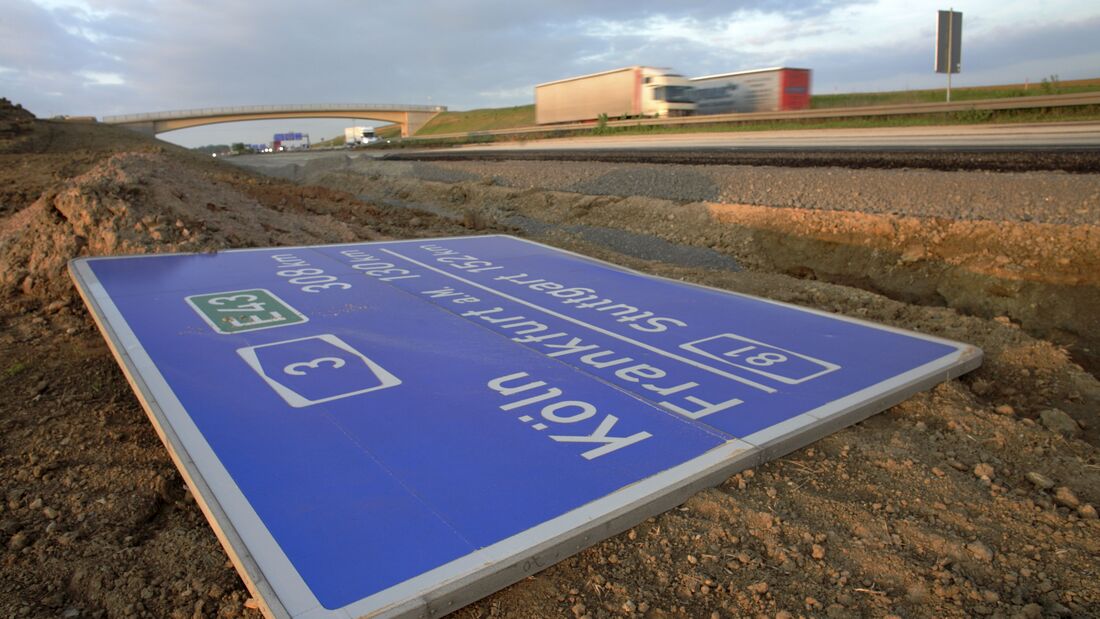 Ausrangiertes Autobahnschild