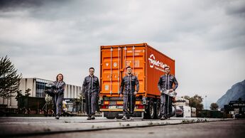 Auszubildende organisieren den Transport für die ÖWF-Mars-Analog-Mission.