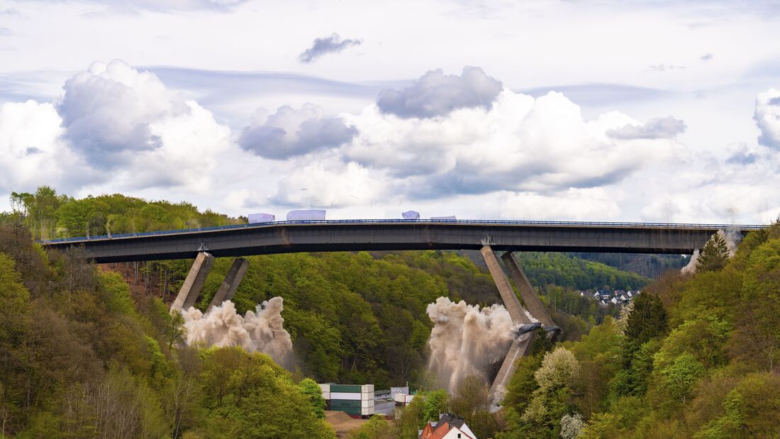 Autobahn, 1968, Sauerland, kränkelnd, Kollaps, Beton, Baustelle, bröckeln, Brücke, beschädigen, Gefahr, Detonation, Staub, Katastrophe, Sprengstoff, Dynamit, Ingenieurwesen, Explosion, deutsch, Hügel, Zündung, Infrastruktur, Geräusch, Pfeiler, Säulen, Freigabe, Sprengung, Rauch, Zerstörung