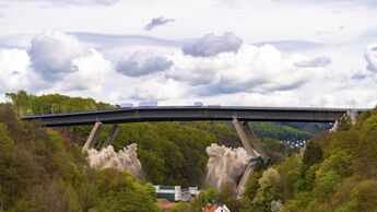 Autobahn, 1968, Sauerland, kränkelnd, Kollaps, Beton, Baustelle, bröckeln, Brücke, beschädigen, Gefahr, Detonation, Staub, Katastrophe, Sprengstoff, Dynamit, Ingenieurwesen, Explosion, deutsch, Hügel, Zündung, Infrastruktur, Geräusch, Pfeiler, Säulen, Freigabe, Sprengung, Rauch, Zerstörung