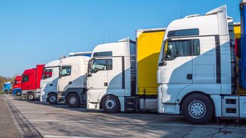 Autobahn, Laster, Logistik, Fracht, Beruf, Transport, Reisen, Fernfahrer, stehend, Wartezeit, Nutzfahrzeug, warten, Pause, Straßenverkehr, Parkplatz, mehrere, Lkw, Park, hintereinander, Spedition, parken, nebeneinander