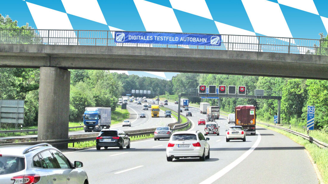 Autobahn in Bayern mit blau-weißem Himmel